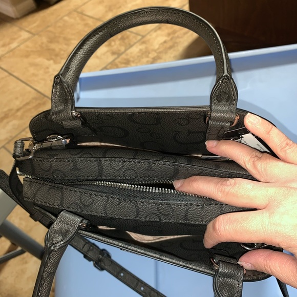 Guess Purse - Picture 4 of 9